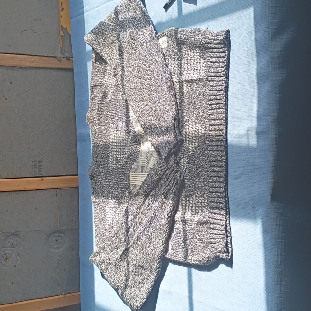 Men's Classic Gray and White Crewneck Sweater - Picture 7 of 8